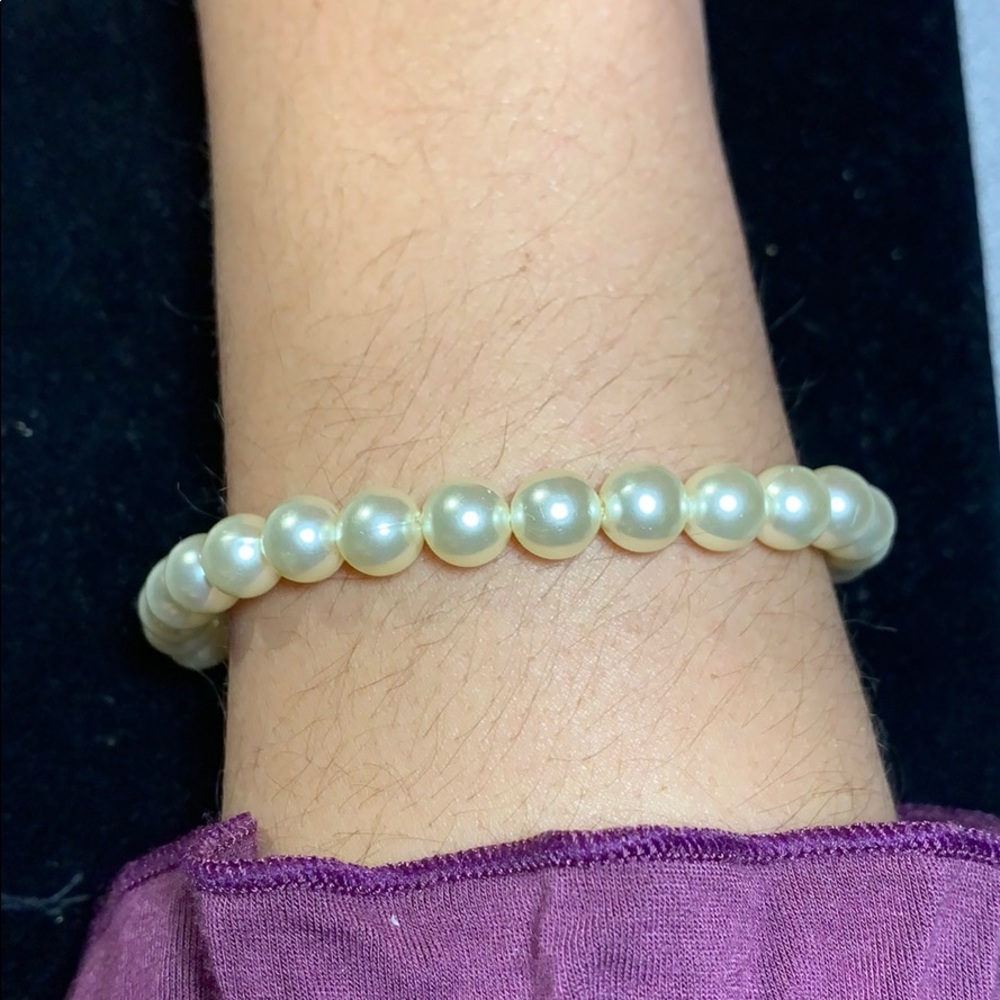 Faux pearls bracelet - Picture 2 of 4